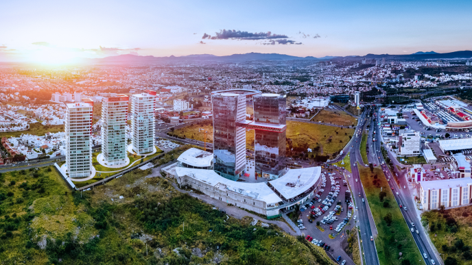 Vista aérea de Querétaro con torres corporativas y desarrollo urbano