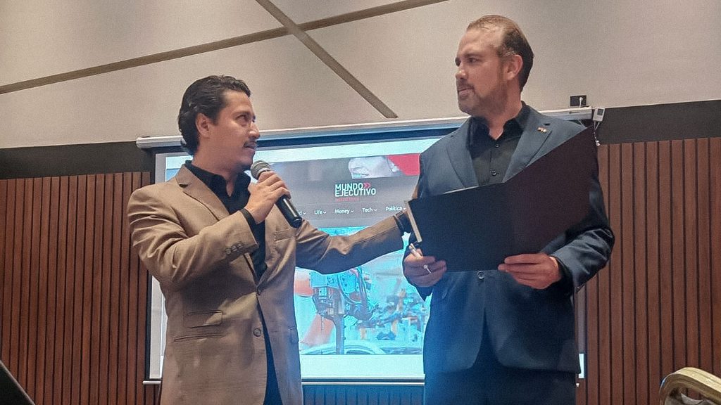 Firma del convenio de colaboración entre EMAAC y Mundo Ejecutivo Querétaro durante la reunión mensual de EMAAC