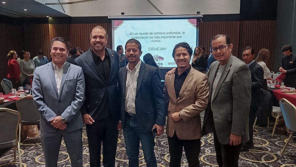Empresarios, directivos y representantes asistentes a la reunión de EMAAC y la firma del convenio con Mundo Ejecutivo Querétaro