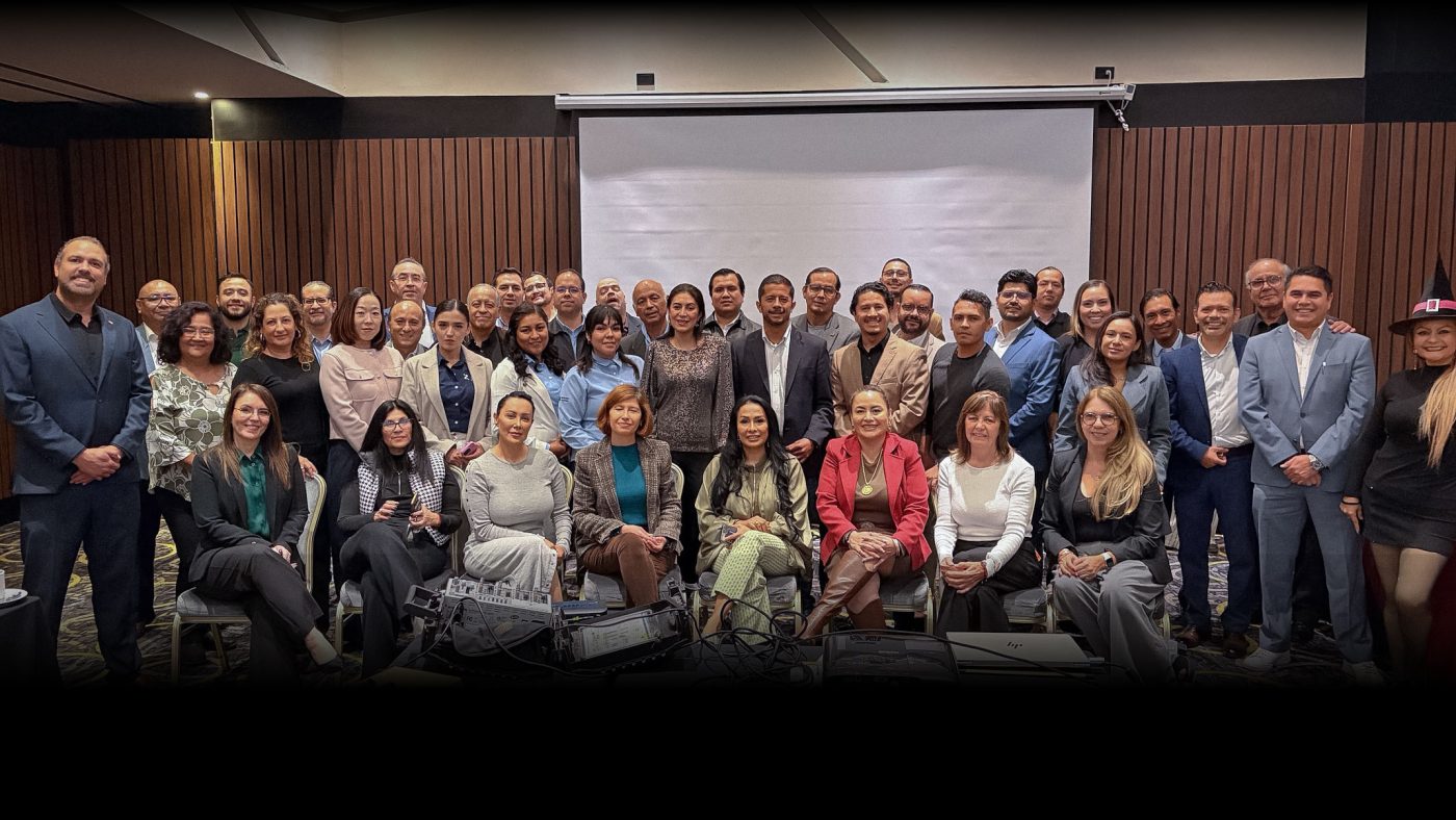 Asistentes a la reunión mensual de EMAAC en la que se firmó el convenio con Mundo Ejecutivo Querétaro